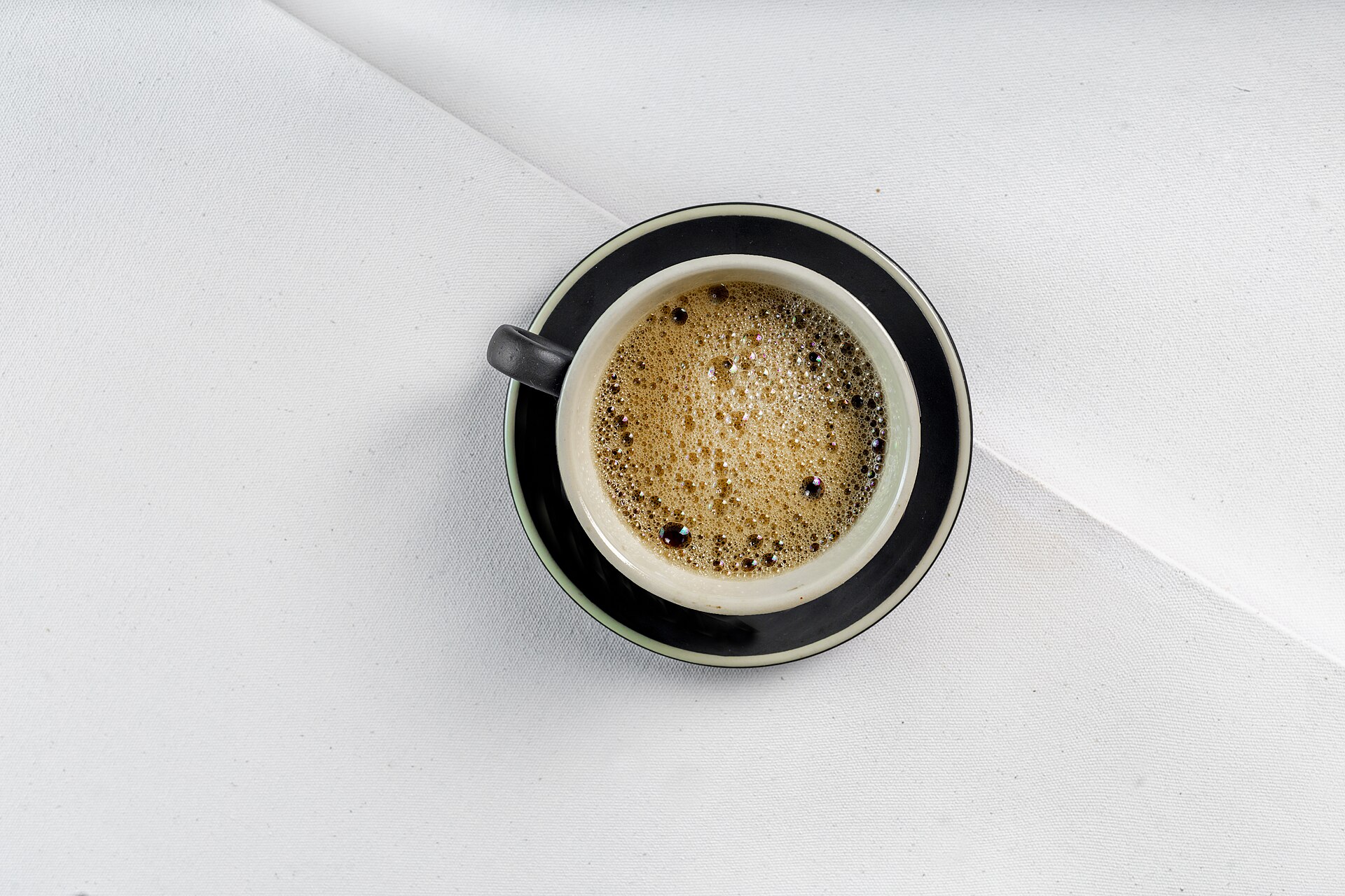 Tasse d'espresso vue de dessus, le café pouvant favoriser le reflux gastro-œsophagien chez les personnes sensibles