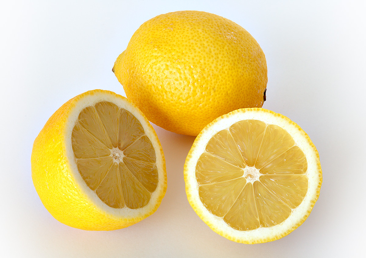 Citron jaune entier et coupé