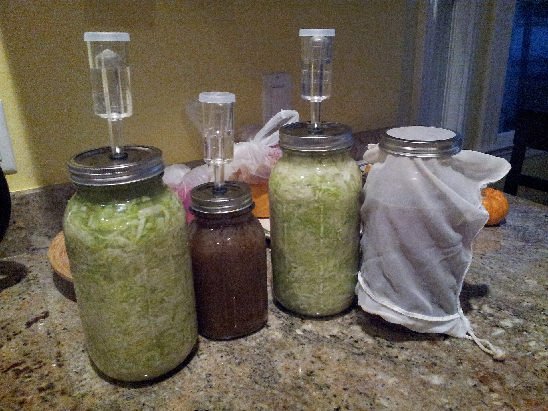 Bocaux de choucroute et de légumes en cours de fermentation lactique