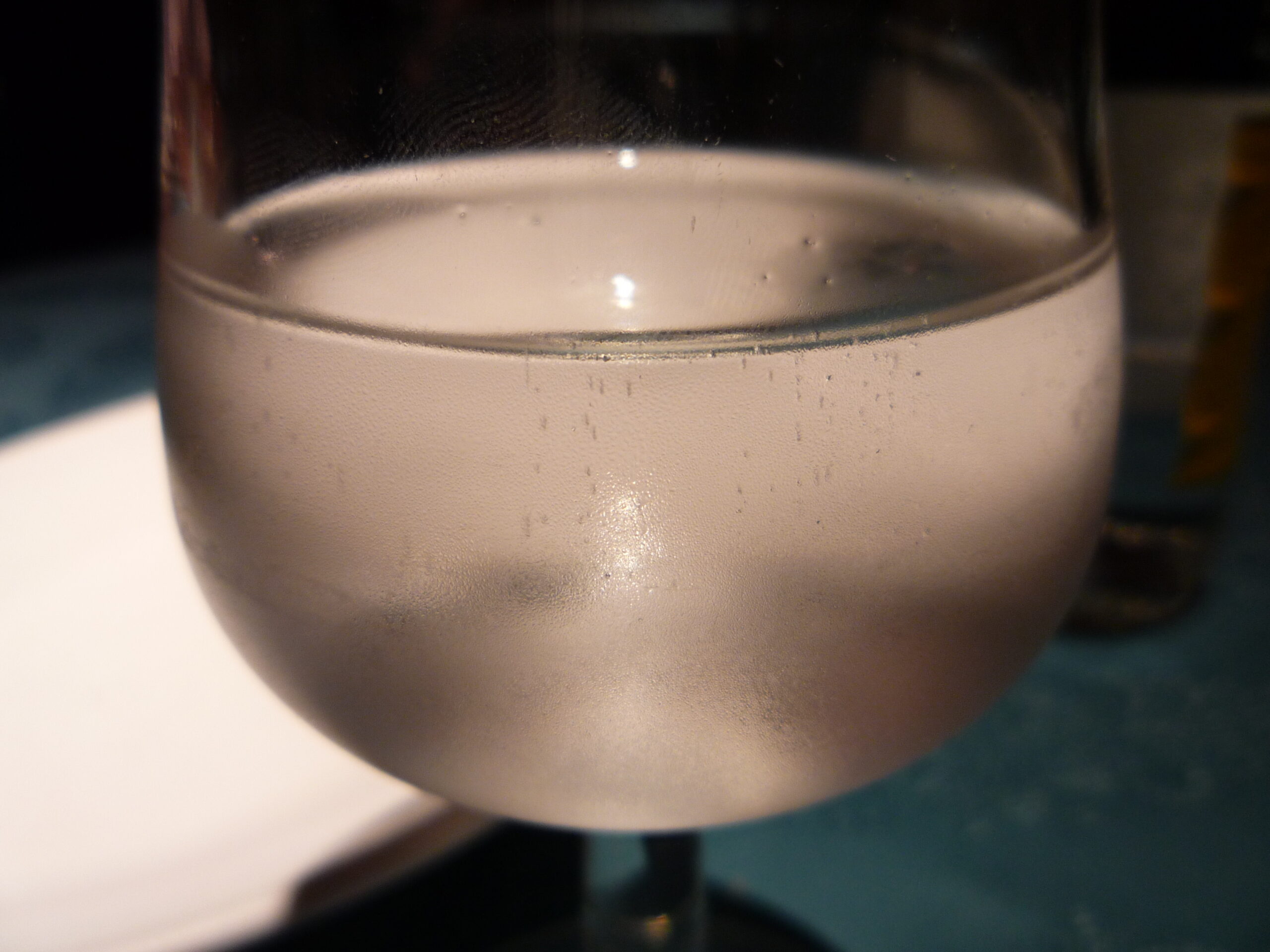 Verre d'eau, l'hydratation étant un repère clé face aux crampes musculaires