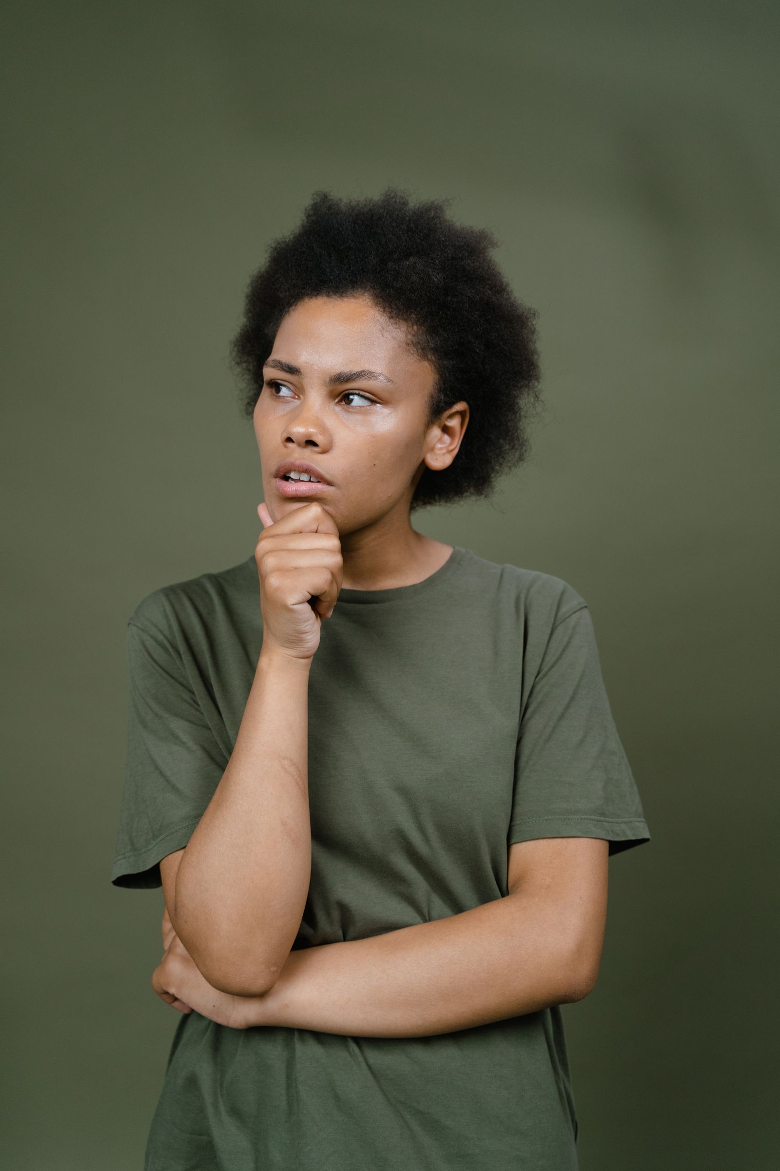 Personne pensive, dans une attitude de réflexion et de discernement