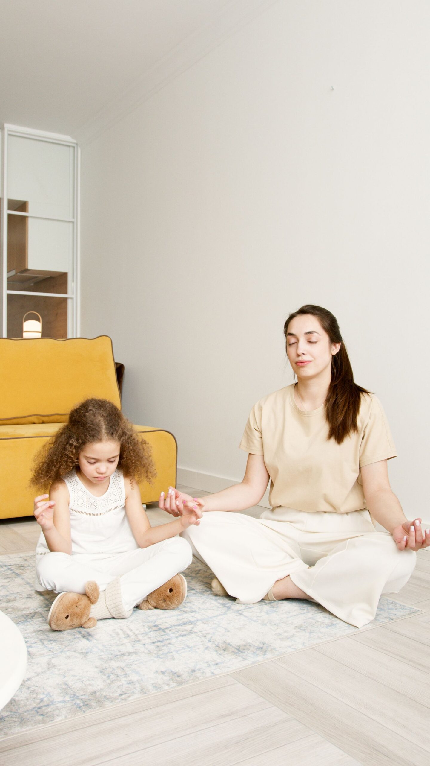 Un parent et un enfant dans un moment calme à la maison
