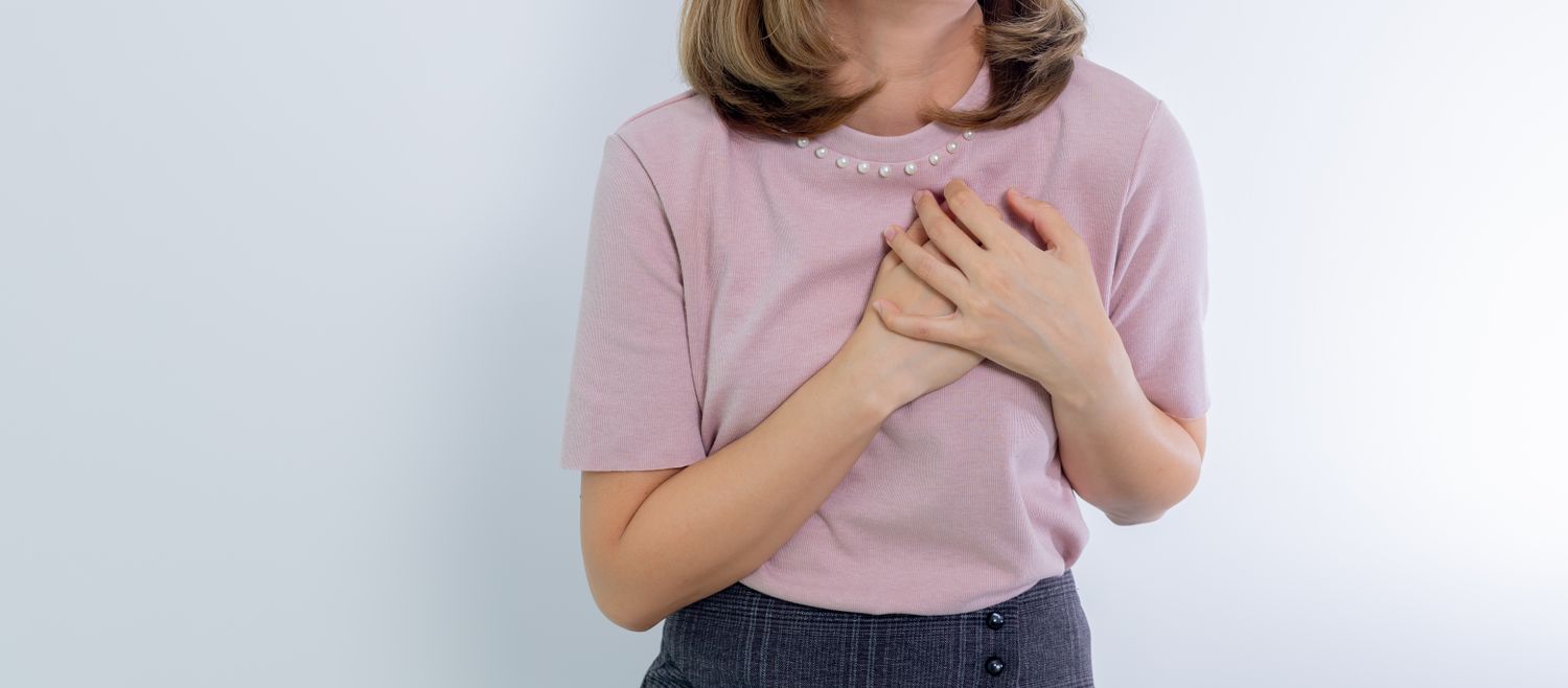 Respiration, mains sur la poitrine