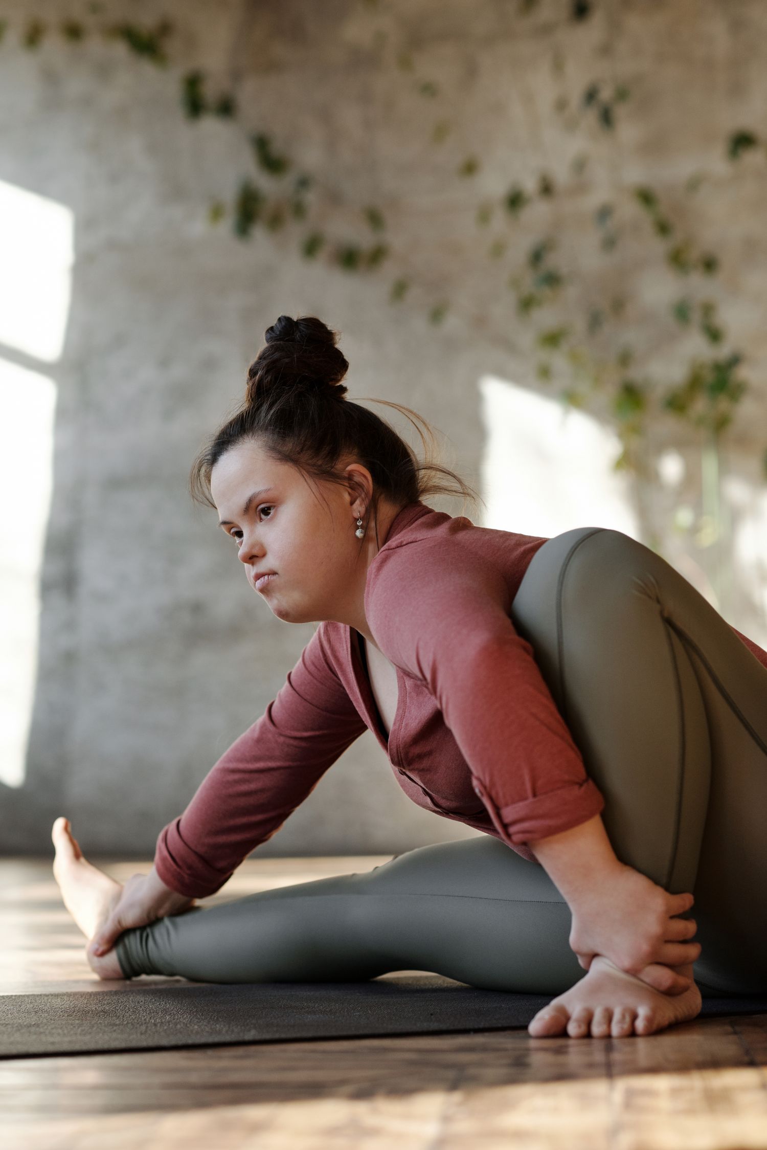 Femme pratiquant le yoga
