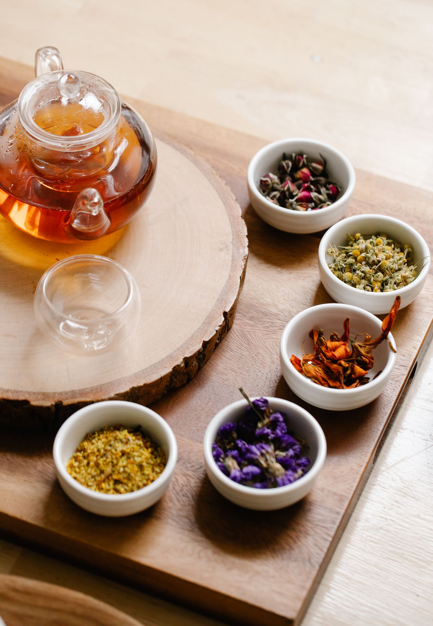 Herbes et épices dans des bols