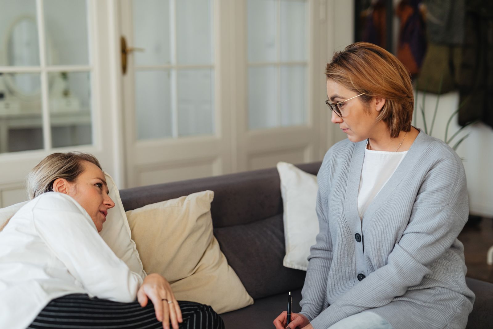 Échange chaleureux entre une praticienne et une personne lors d'une première séance