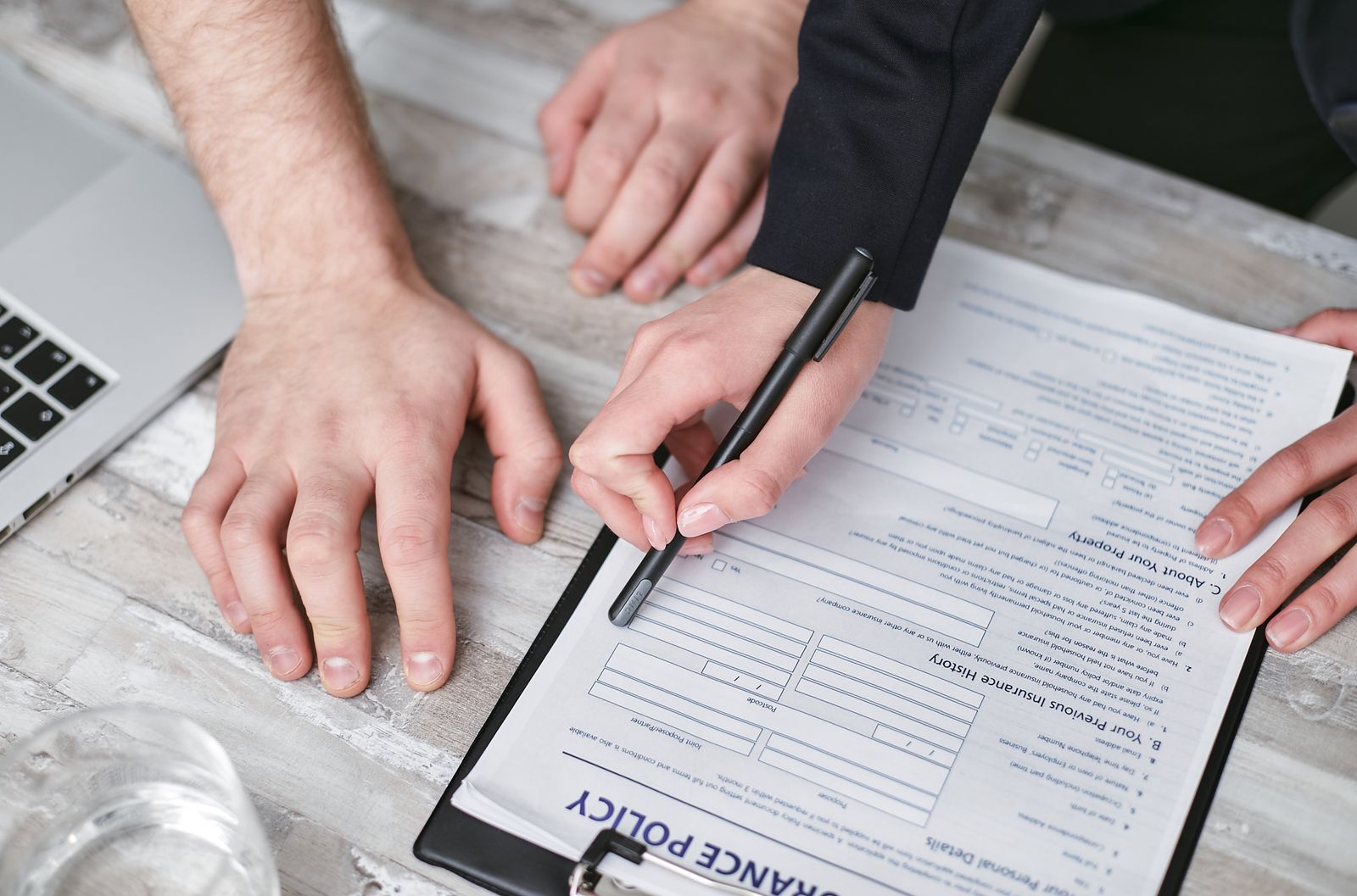 Mains remplissant un formulaire de remboursement de santé