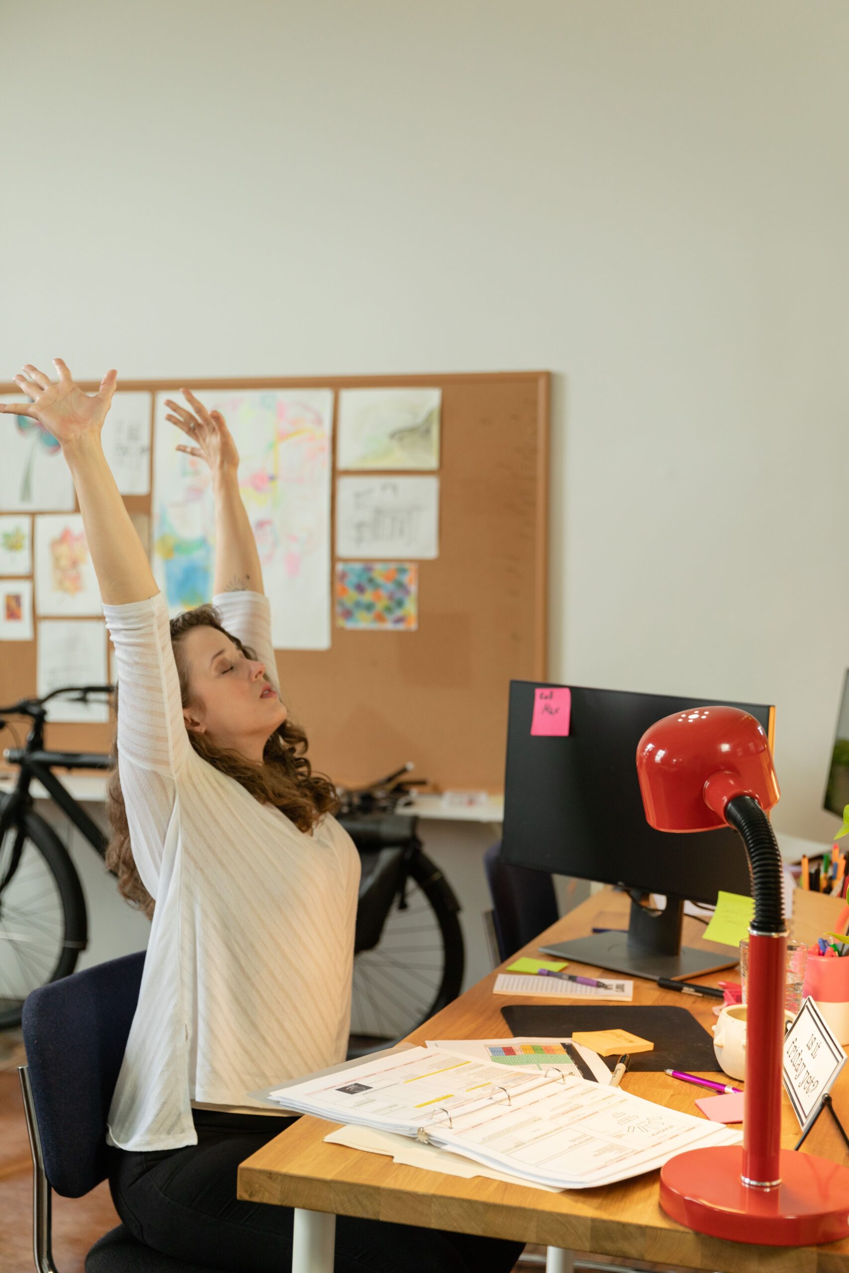 Personne s'étirant à son bureau