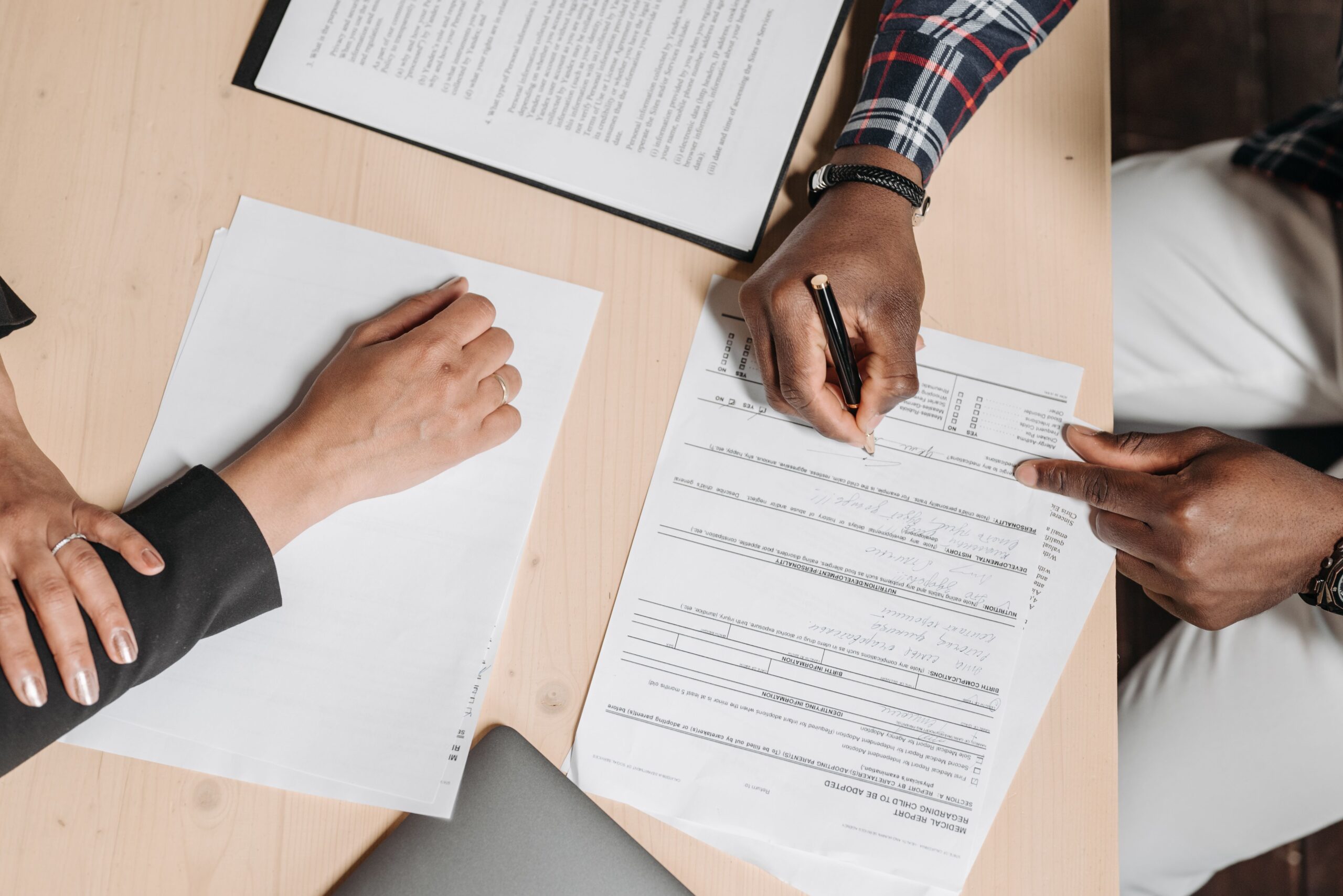 Personnes travaillant sur des documents