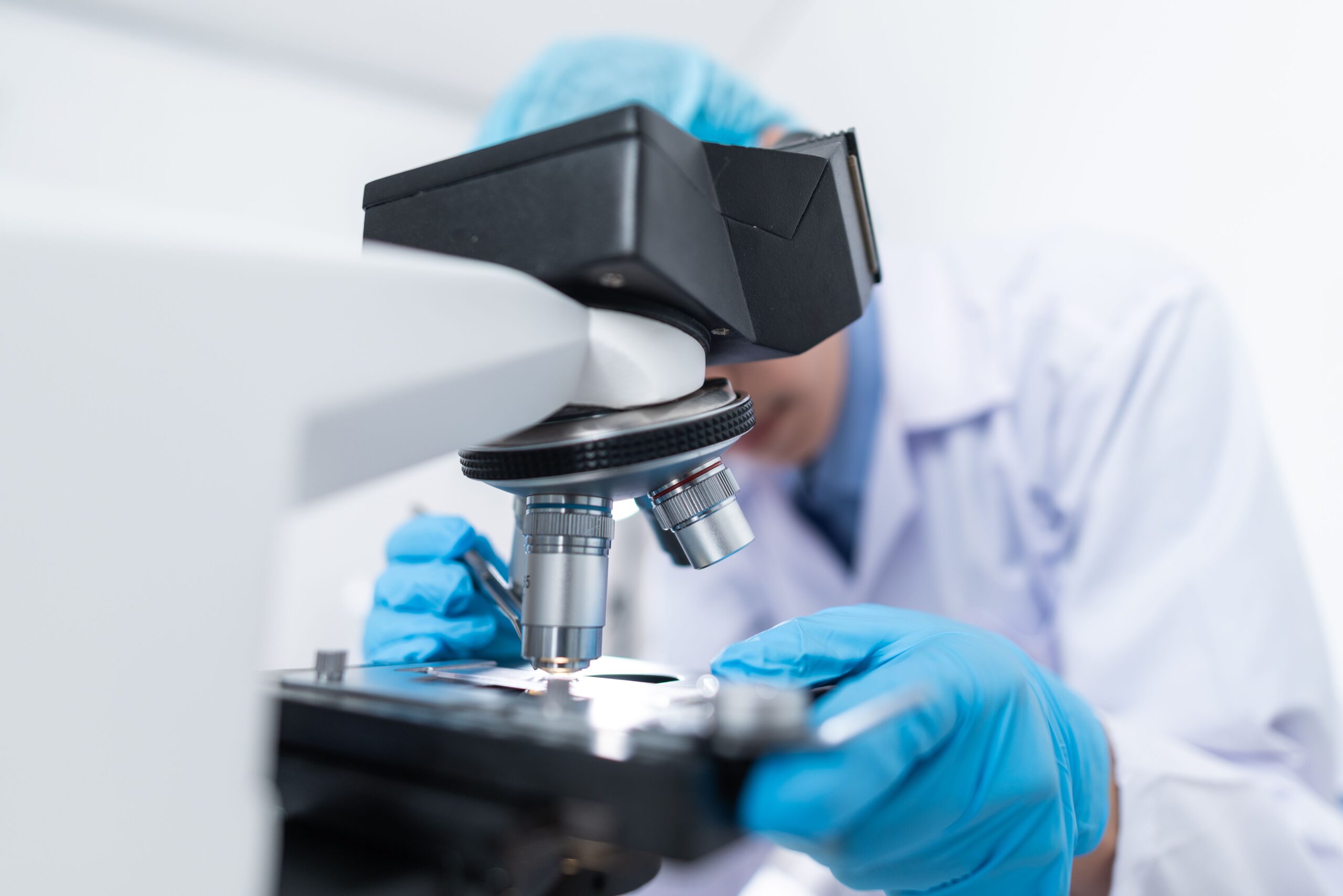 Scientifique observant un échantillon au microscope