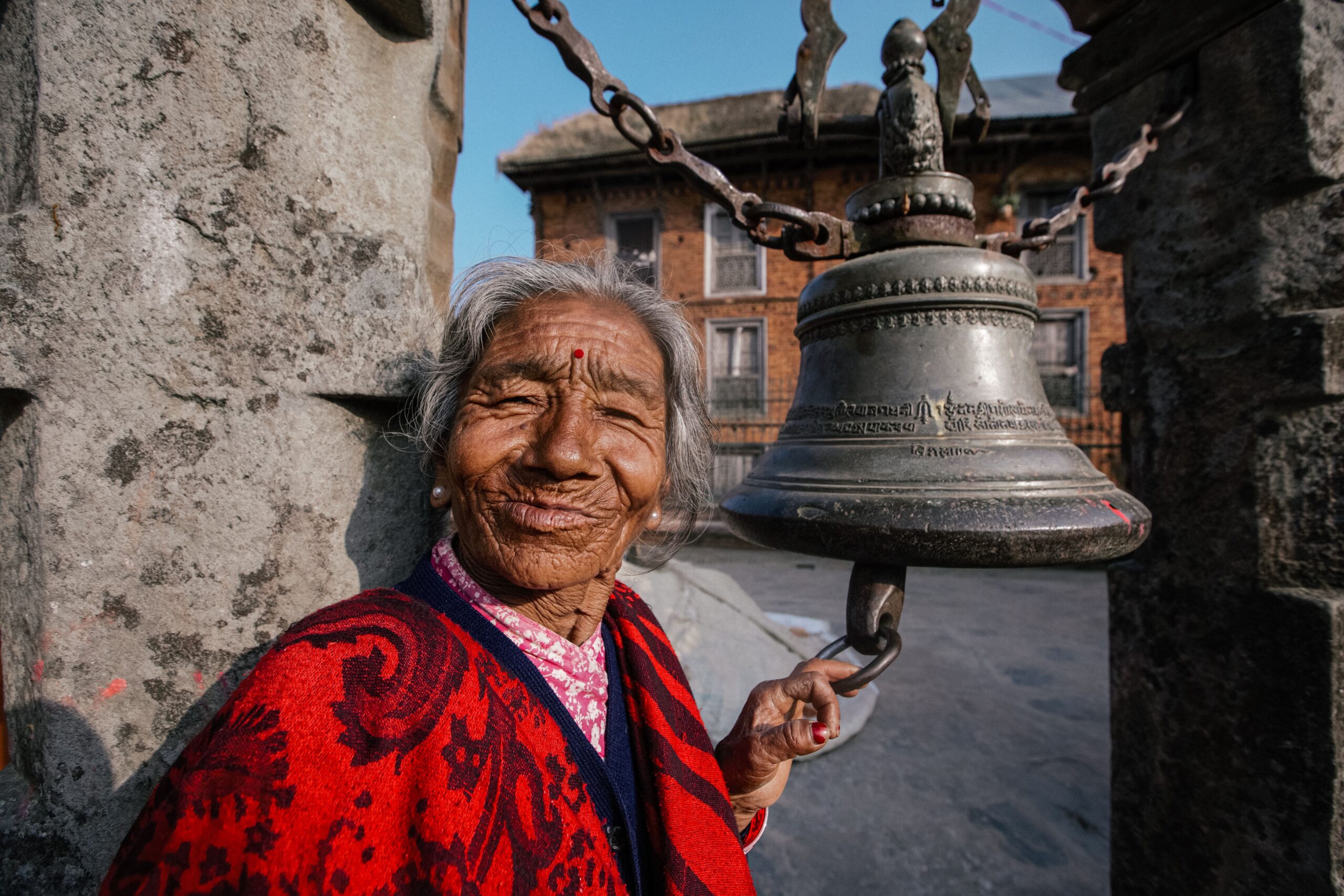 Femme âgée souriante en extérieur