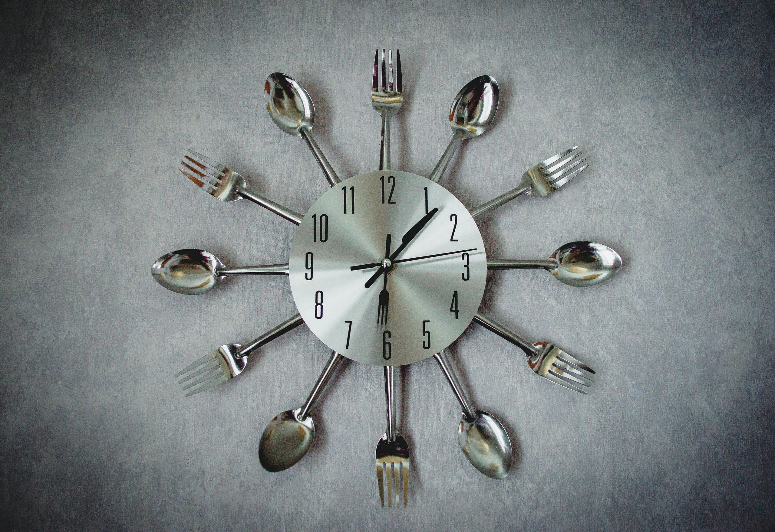 Fourchette et cuillère posées sur une horloge, symbole du jeûne