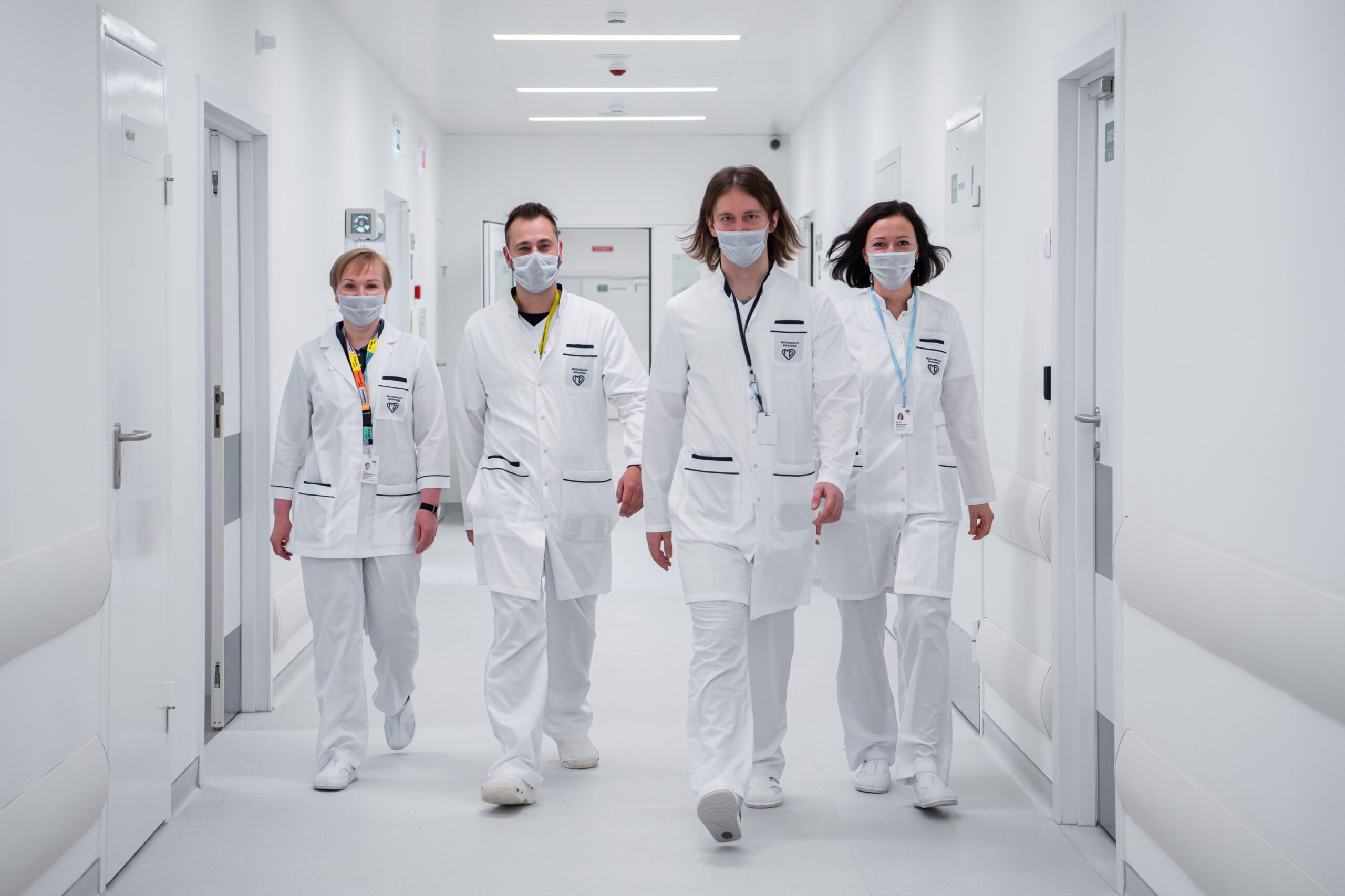 Soignants en blouse blanche dans un couloir d'hôpital