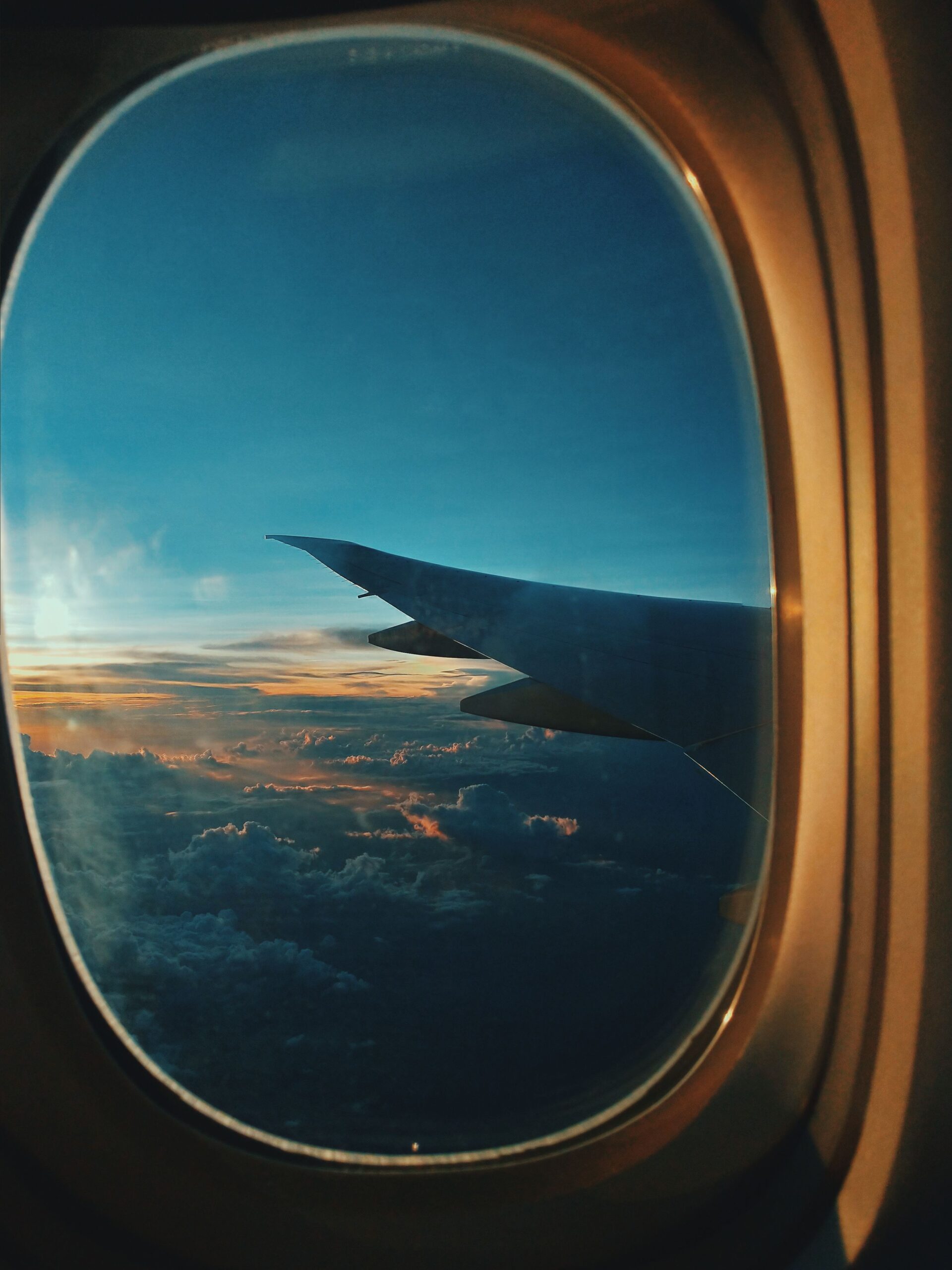 Vue du ciel depuis le hublot d'un avion