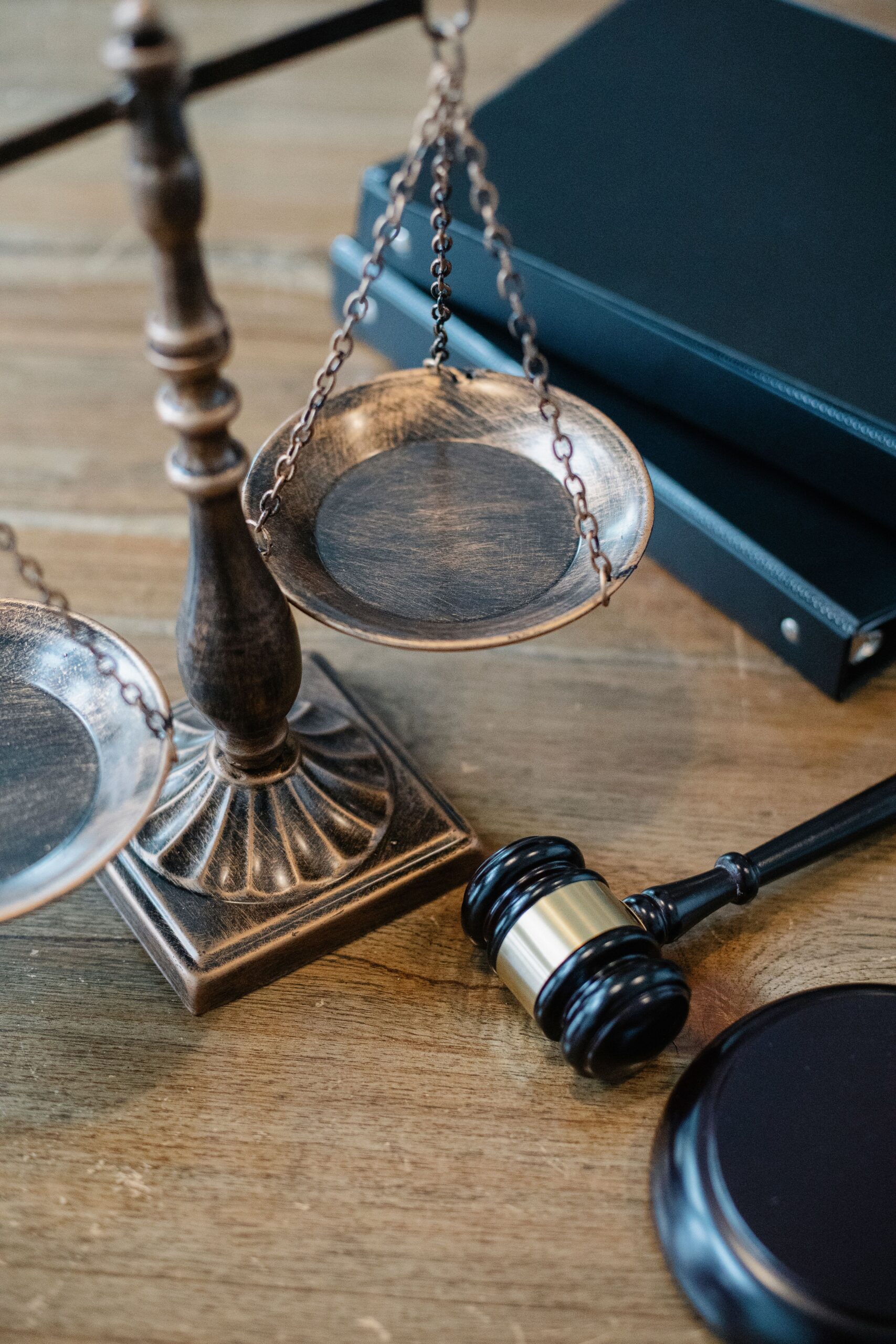 Balance de la justice et marteau sur un bureau en bois