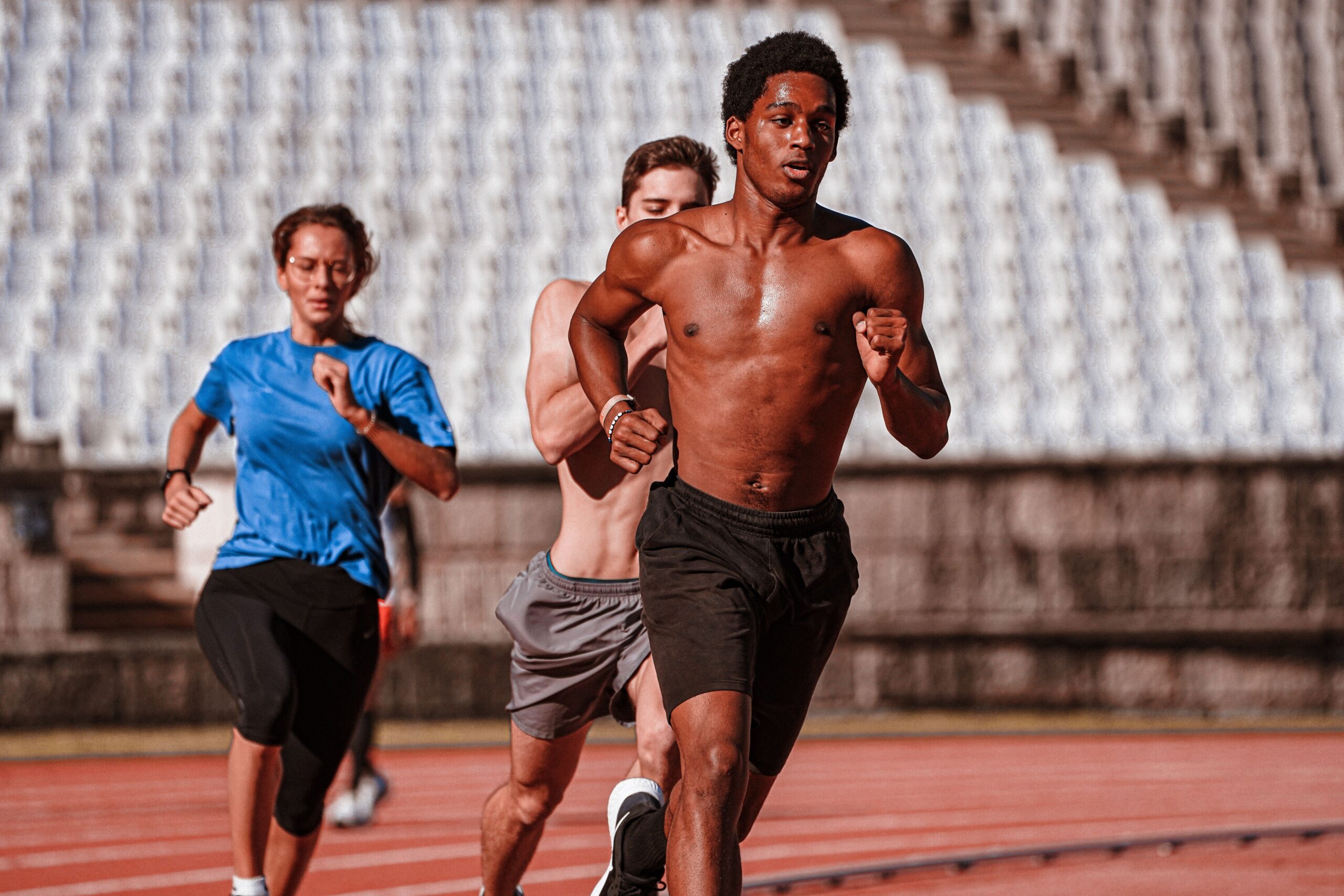 Coureurs sur une piste d'athlétisme