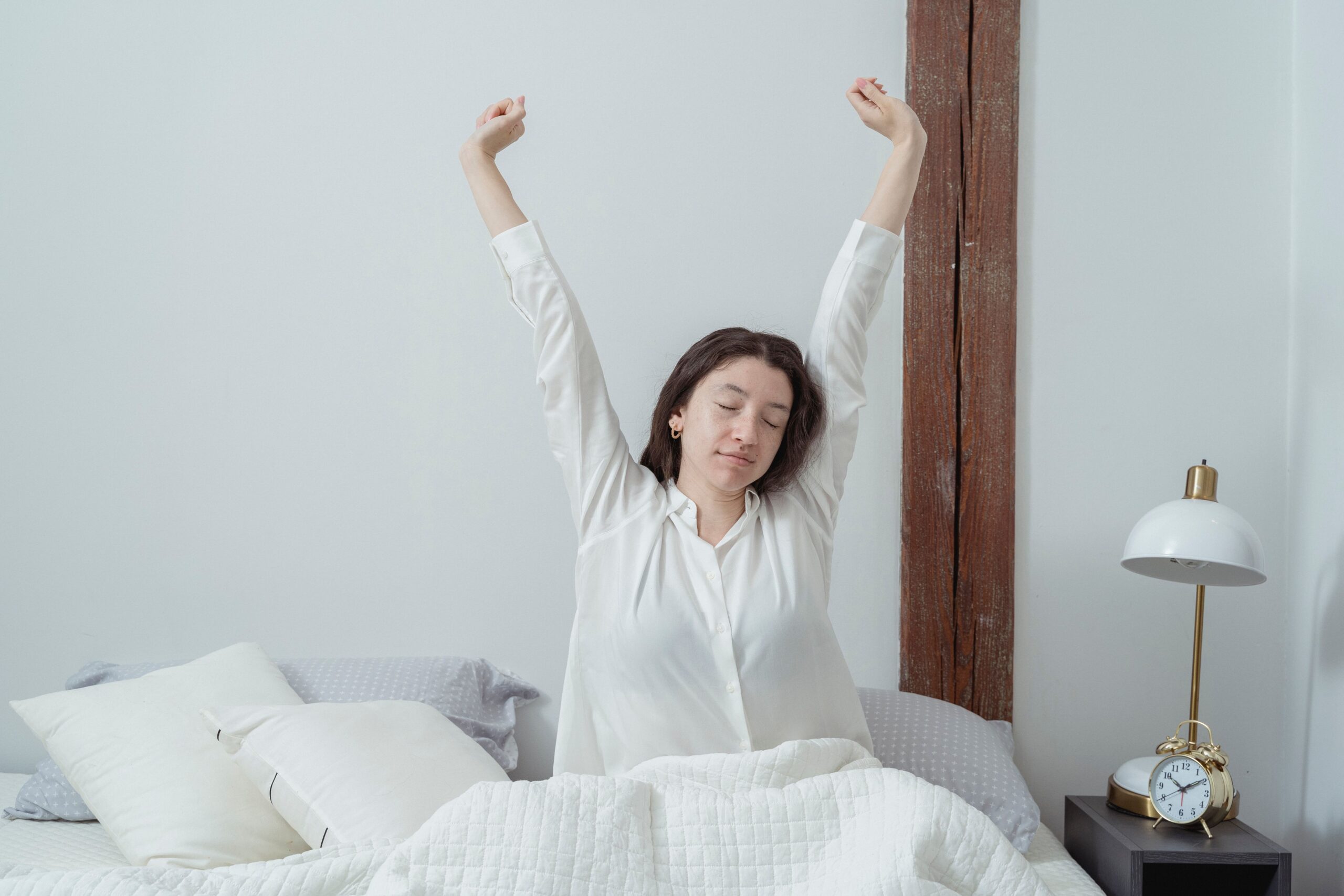 Femme fatiguée au réveil dans son lit le matin