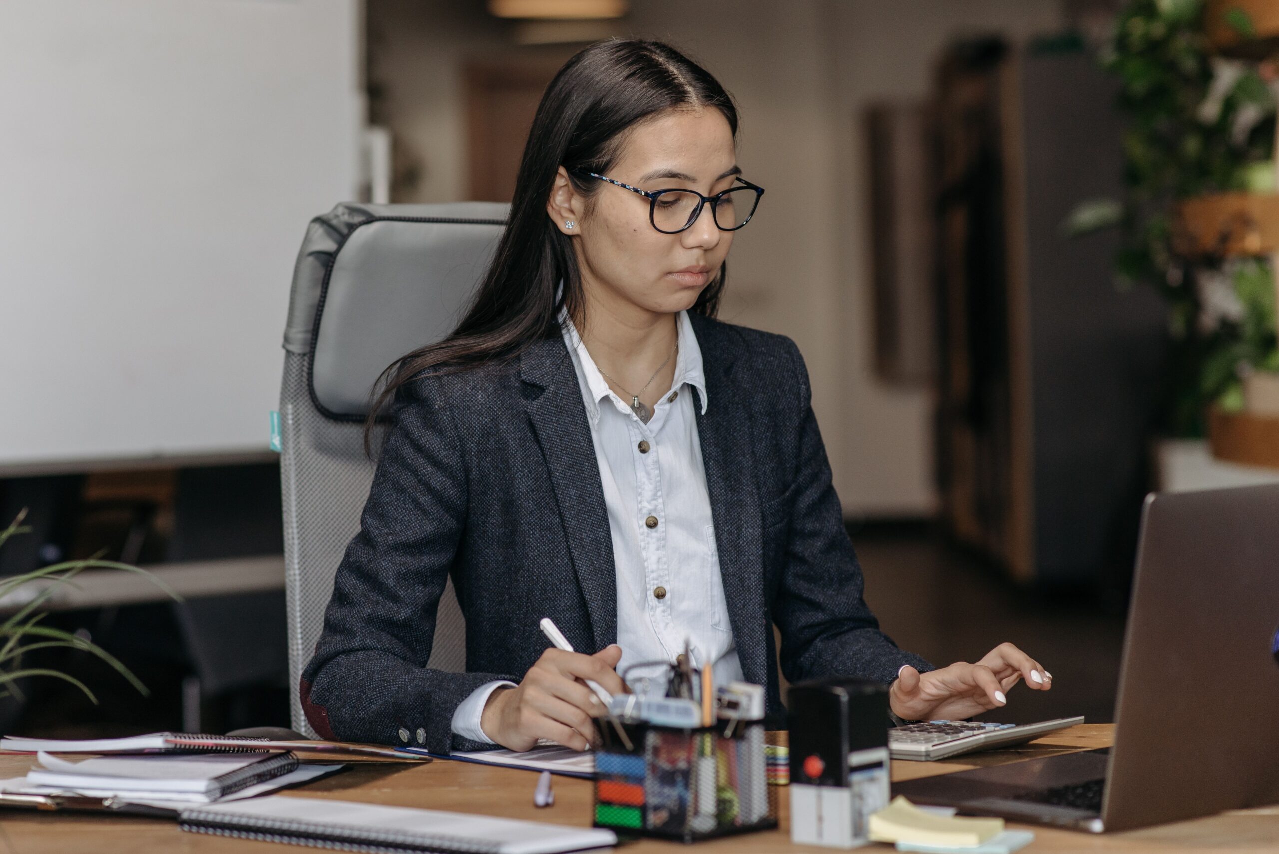 Personne assise à un bureau devant un ordinateur