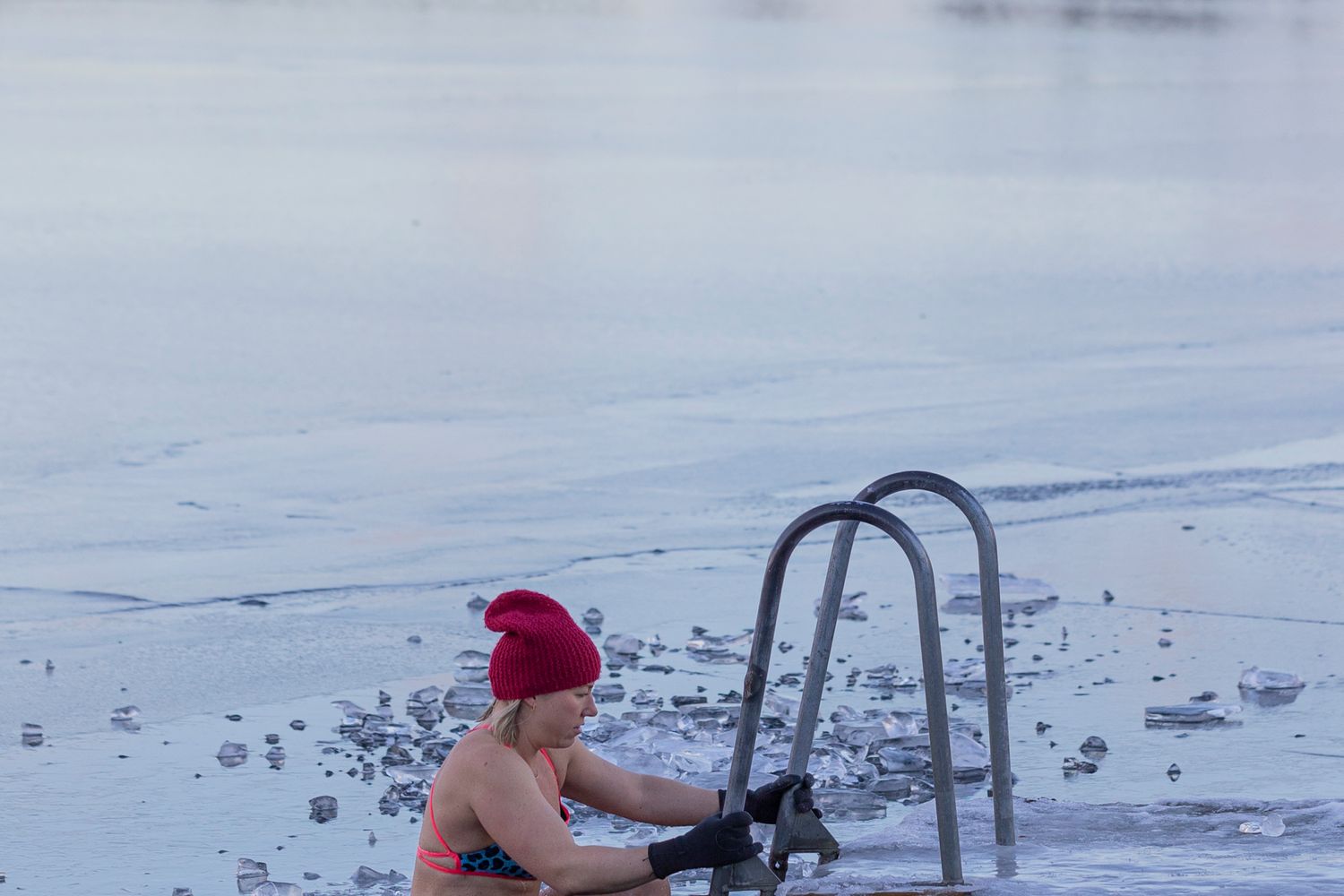 Personne pratiquant un bain froid dans le cadre de la cryothérapie